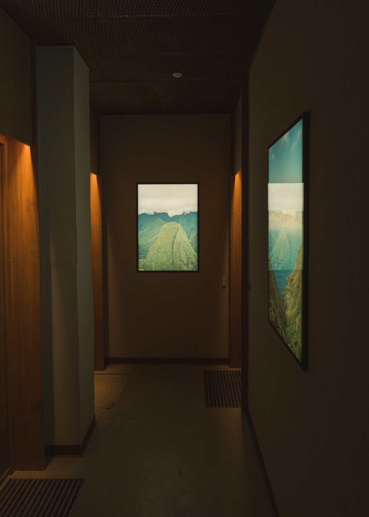 Šviečiantys kūriniai Loft Gallery koridoriuje, Vilnius